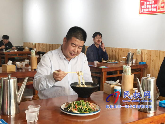 縣委副書記、縣長(zhǎng)張團(tuán)結(jié)調(diào)研餐飲業(yè)復(fù)工營(yíng)業(yè)情況