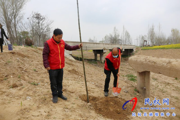 白云寺鎮(zhèn)財(cái)政所開展義務(wù)植樹活動(dòng) 白云寺鎮(zhèn)財(cái)政所開展義務(wù)植樹活動(dòng)