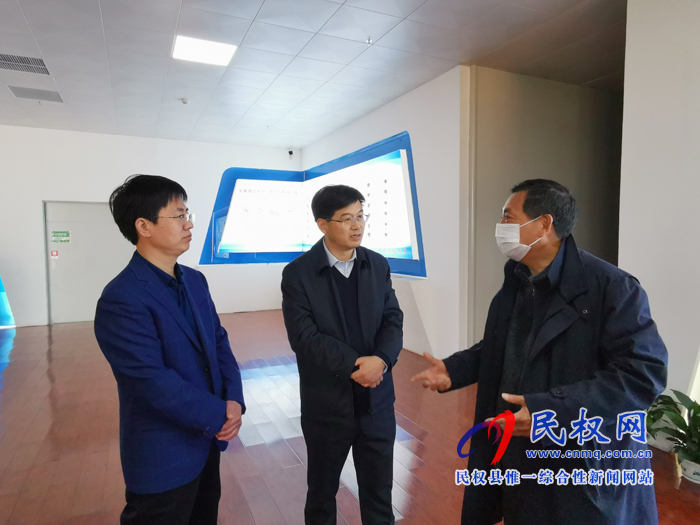 縣委副書記、縣長張團結查看縣域經(jīng)濟重點工作發(fā)展情況