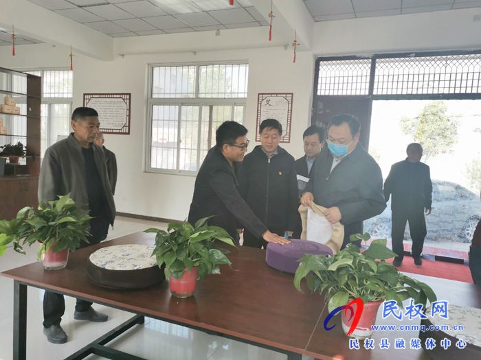 市委常委、常務(wù)副市長吳祖明深入龍?zhí)伶?zhèn)邢莊村開展“三?五”基層工作日活動(dòng)