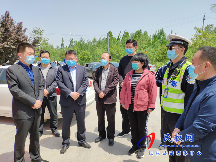縣委常委、縣委辦公室主任孟亞松到申甘林帶查看槐花節(jié)開展情況