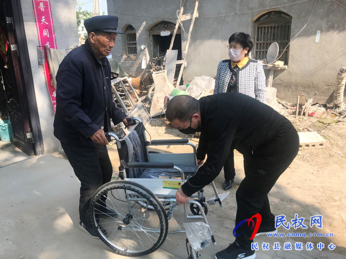 縣統(tǒng)計局入戶送輪椅 情暖貧困戶 縣統(tǒng)計局入戶送輪椅 情暖貧困戶