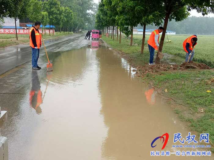 民權(quán)縣農(nóng)村公路管理所雨后忙整改公路隱患 民權(quán)縣農(nóng)村公路管理所雨后忙整改公路隱患