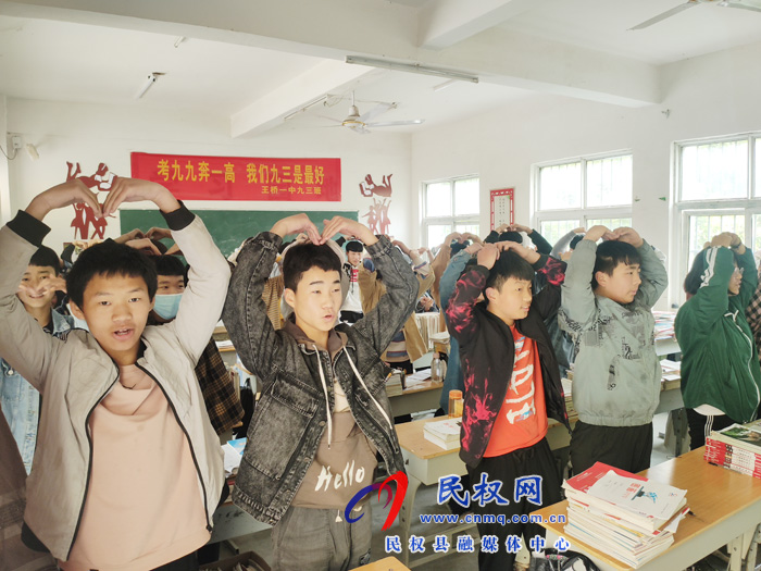 感恩母親，回報母愛——王橋鎮(zhèn)一中舉行母親節(jié)主題班會