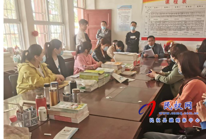 伯黨鄉(xiāng)伯西小學(xué)召開全體教師培訓(xùn)會 伯黨鄉(xiāng)伯西小學(xué)召開全體教師培訓(xùn)會