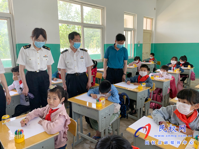 新鄭海關(guān)到我縣孫六鎮(zhèn)劉丙莊小學(xué)開展愛心捐贈活動 新鄭海關(guān)到我縣孫六鎮(zhèn)劉丙莊小學(xué)開展愛心捐贈活動