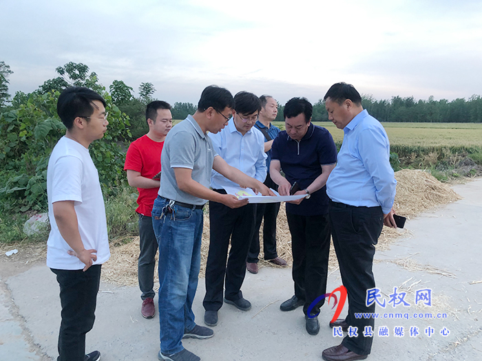 縣委副書記、縣長張團(tuán)結(jié)到部分鄉(xiāng)鎮(zhèn)查看高標(biāo)準(zhǔn)示范田選址及小麥生長情況