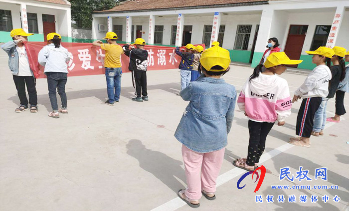 縣婦聯(lián)舉行“珍愛生命預(yù)防溺水”簽名活動 縣婦聯(lián)舉行“珍愛生命預(yù)防溺水”簽名活動