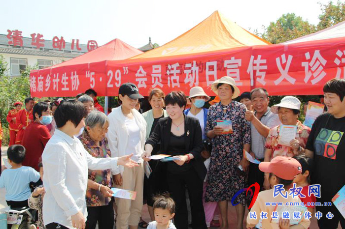 褚廟鄉(xiāng)開展“慶祝中國計生協(xié)成立40周年暨“5.29會員活動日”宣傳服務(wù)活動 ? 褚廟鄉(xiāng)開展“慶祝中國計生協(xié)成立40周年暨“5.29會員活動日”宣傳服務(wù)活動 ?