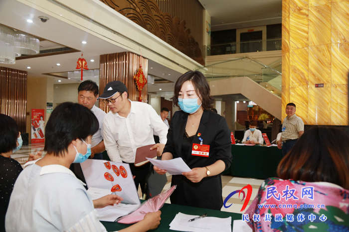 兩會(huì)進(jìn)行時(shí):政協(xié)委員今日?qǐng)?bào)到 兩會(huì)進(jìn)行時(shí):政協(xié)委員今日?qǐng)?bào)到