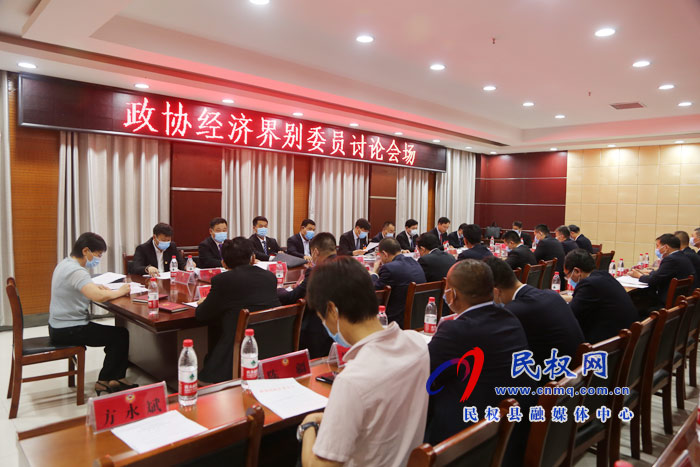 縣委副書記、縣長張團結(jié)參加縣政協(xié)經(jīng)濟界別委員討論