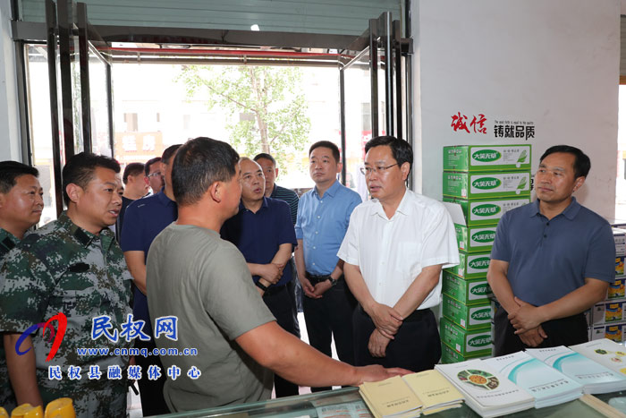 市人大常委會副主任、縣委書記姬脈常查看“三夏”生產(chǎn)時強調(diào)：搶抓農(nóng)時 科學(xué)調(diào)度 確保顆粒歸倉