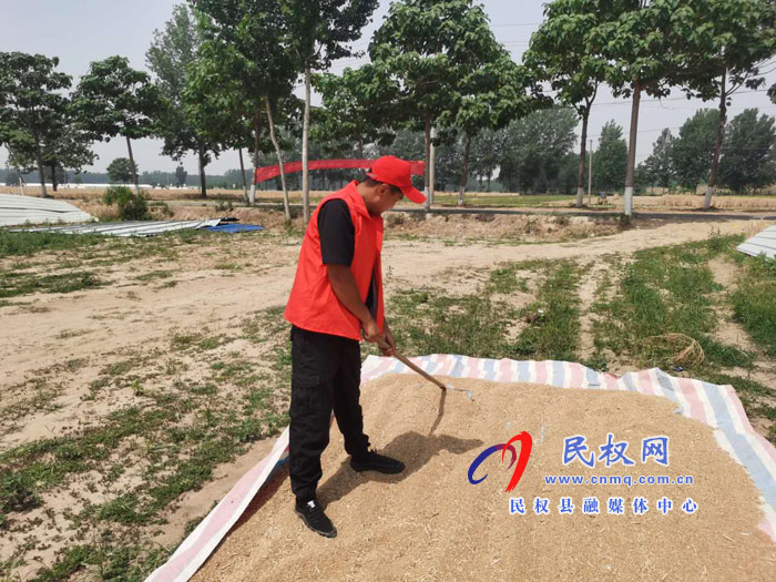 白云寺鎮(zhèn):黨員志愿者三夏幫扶情暖群眾 白云寺鎮(zhèn):黨員志愿者三夏幫扶情暖群眾