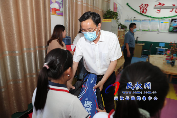 姬脈常寄語全縣少年兒童：立志，樹遠(yuǎn)大理想；求知，成棟梁之才