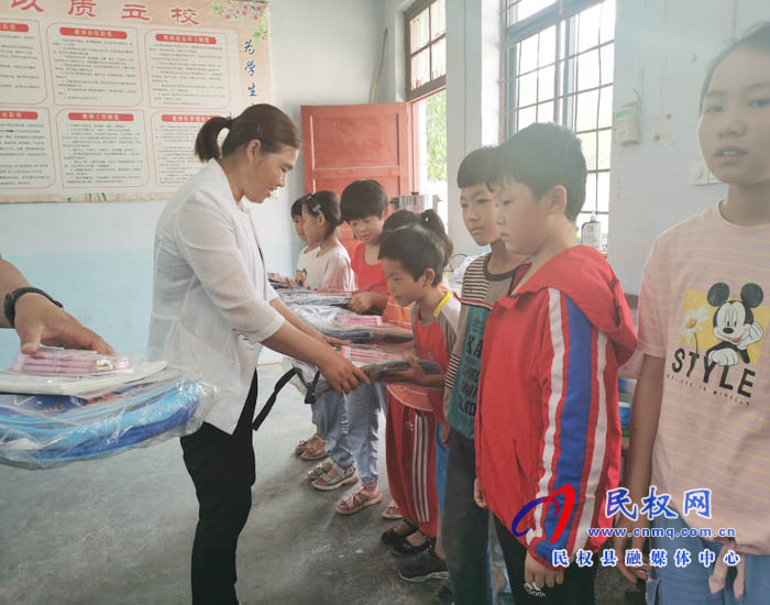 伯黨鄉(xiāng):六一慰問(wèn)送溫暖 真情關(guān)懷暖童心 伯黨鄉(xiāng):六一慰問(wèn)送溫暖 真情關(guān)懷暖童心
