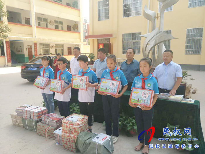 人和鎮(zhèn)一中舉行圖書捐贈儀式 人和鎮(zhèn)一中舉行圖書捐贈儀式