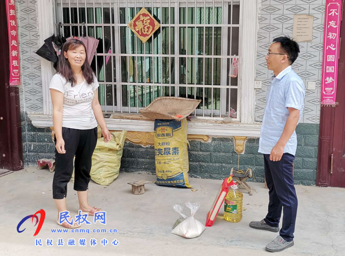 縣委組織部到幫扶村開展“三夏”慰問走訪活動(dòng) 縣委組織部到幫扶村開展“三夏”慰問走訪活動(dòng)