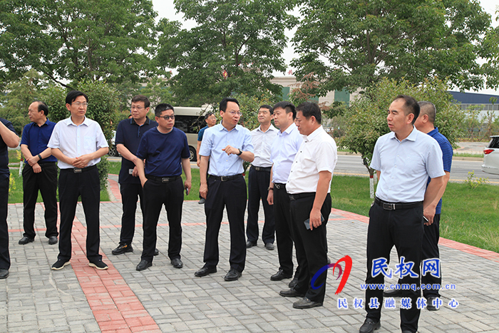 縣委常委、常務(wù)副縣長李啟峰查看我縣街頭綠地建設(shè)工作