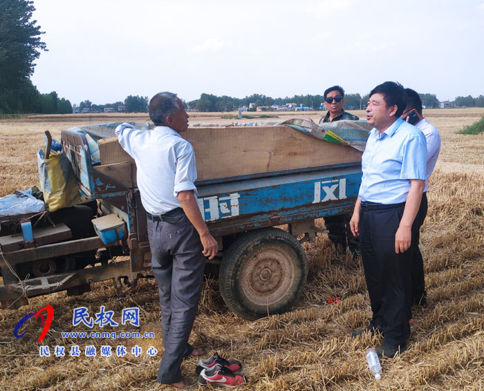 副縣長陳進領(lǐng)到王橋鎮(zhèn)督導“三夏”生產(chǎn)工作 副縣長陳進領(lǐng)到王橋鎮(zhèn)督導“三夏”生產(chǎn)工作