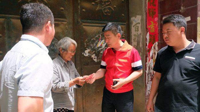 商丘市愛德陽光社會工作服務(wù)中心到對口幫扶點(diǎn)龍?zhí)伶?zhèn)龍東村慰問幫扶貧困戶 商丘市愛德陽光社會工作服務(wù)中心到對口幫扶點(diǎn)龍?zhí)伶?zhèn)龍東村慰問幫扶貧困戶