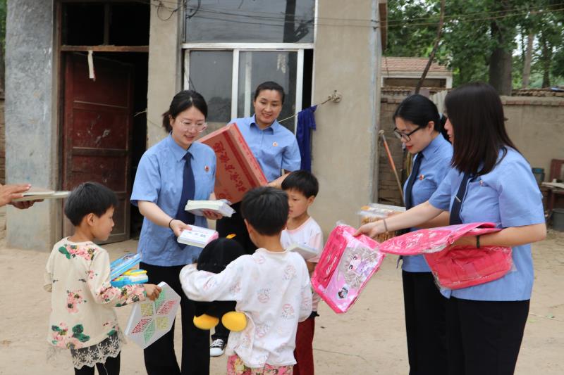 民權(quán)縣人民檢察院開展“六一慰問送關(guān)愛，情系兒童護成長”活動