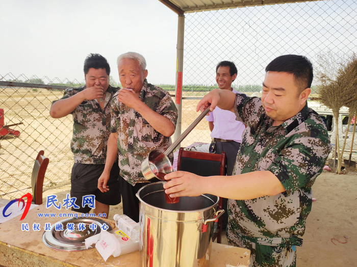 王橋鎮(zhèn):解暑綠豆湯送到“三夏”一線 王橋鎮(zhèn):解暑綠豆湯送到“三夏”一線