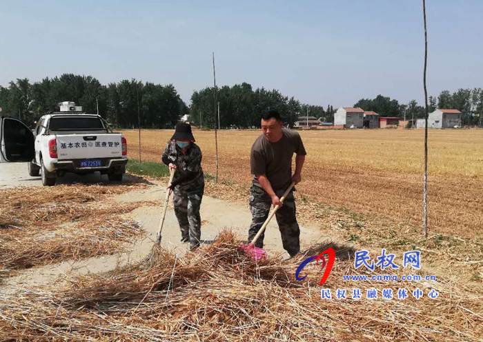 禇廟鄉(xiāng)嚴查公路打場曬糧 確保道路交通安全 禇廟鄉(xiāng)嚴查公路打場曬糧 確保道路交通安全