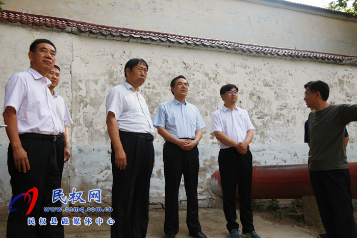 省抗旱搶種保苗指導(dǎo)工作第一組組長、省農(nóng)業(yè)農(nóng)村廳黨組成員、總農(nóng)藝師王俊忠到民權(quán)縣開展抗旱搶種保苗指導(dǎo)工作