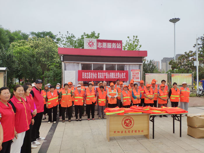 榮家房產(chǎn)獻(xiàn)愛心服裝助環(huán)衛(wèi)工“清涼一夏” 榮家房產(chǎn)獻(xiàn)愛心服裝助環(huán)衛(wèi)工“清涼一夏”