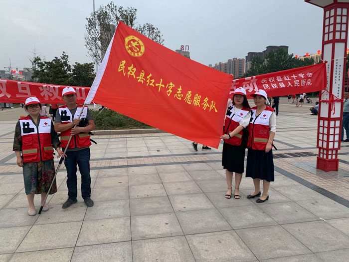 民權(quán)縣紅十字會(huì)組織開展自救互救知識(shí)技能培訓(xùn)在東區(qū)廣場(chǎng)舉行 民權(quán)縣紅十字會(huì)組織開展自救互救知識(shí)技能培訓(xùn)在東區(qū)廣場(chǎng)舉行