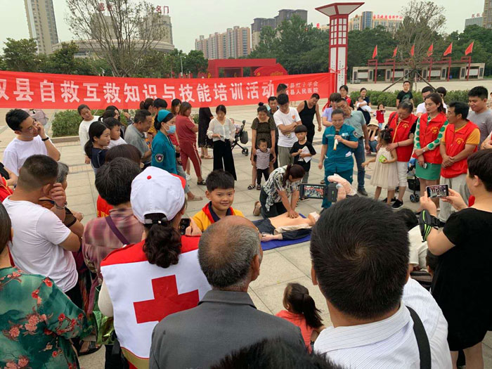 民權(quán)縣紅十字會(huì)組織開展自救互救知識(shí)技能培訓(xùn)在東區(qū)廣場(chǎng)舉行 民權(quán)縣紅十字會(huì)組織開展自救互救知識(shí)技能培訓(xùn)在東區(qū)廣場(chǎng)舉行