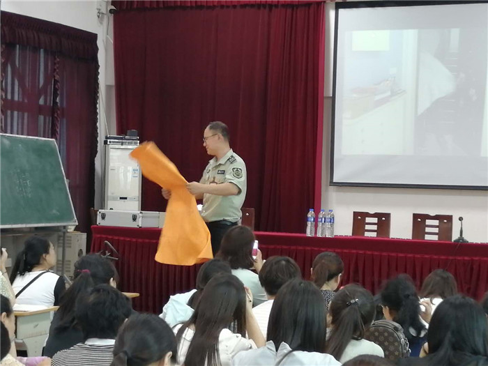 民權(quán)縣第三小學(xué)舉行主題為“認(rèn)識消防 珍惜生命”專題講座 民權(quán)縣第三小學(xué)舉行主題為“認(rèn)識消防 珍惜生命”專題講座