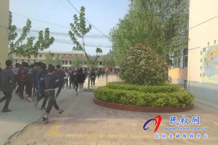 民權(quán)縣組織開展安全生產(chǎn)宣傳教育進(jìn)校園和應(yīng)急疏散演練活動(dòng) 民權(quán)縣組織開展安全生產(chǎn)宣傳教育進(jìn)校園和應(yīng)急疏散演練活動(dòng)