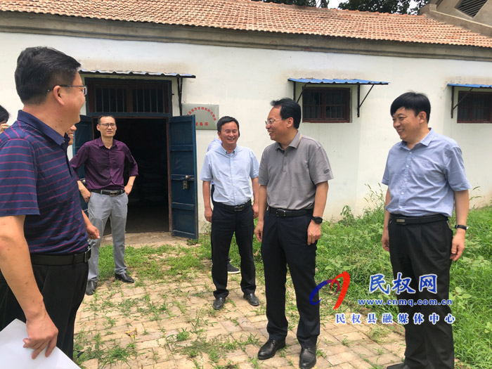 縣委常委、常務(wù)副縣長(zhǎng)李啟峰開(kāi)展巡河和檢查防汛物資儲(chǔ)備工作情況