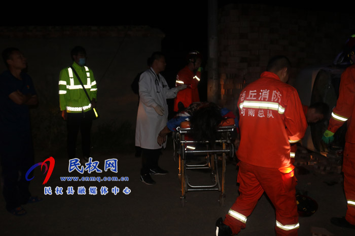 警醫(yī)聯(lián)動(dòng)顯奇效:民權(quán)交警大隊(duì)交通事故警醫(yī)聯(lián)合救援快速高效 警醫(yī)聯(lián)動(dòng)顯奇效:民權(quán)交警大隊(duì)交通事故警醫(yī)聯(lián)合救援快速高效