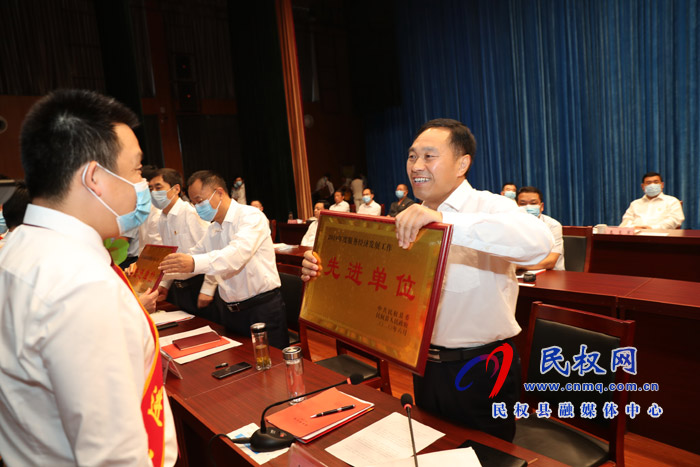 全縣三級干部大會暨脫貧攻堅推進會在縣人民藝術(shù)中心召開 全縣三級干部大會暨脫貧攻堅推進會在縣人民藝術(shù)中心召開