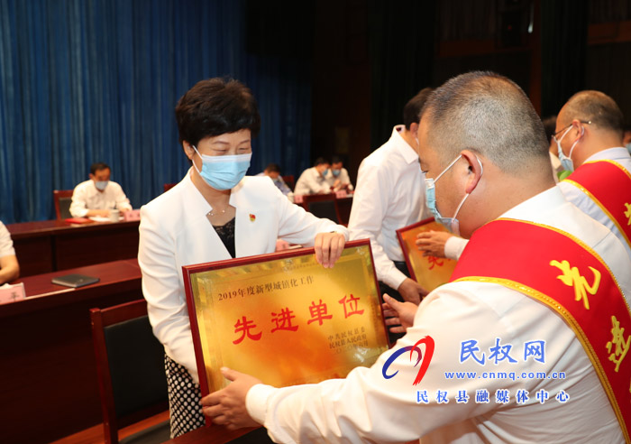 全縣三級干部大會暨脫貧攻堅推進會在縣人民藝術(shù)中心召開 全縣三級干部大會暨脫貧攻堅推進會在縣人民藝術(shù)中心召開