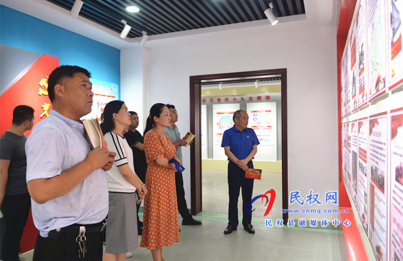 人民醫(yī)院:“七一”黨員走進(jìn)黨史館 重溫革命情 人民醫(yī)院:“七一”黨員走進(jìn)黨史館 重溫革命情