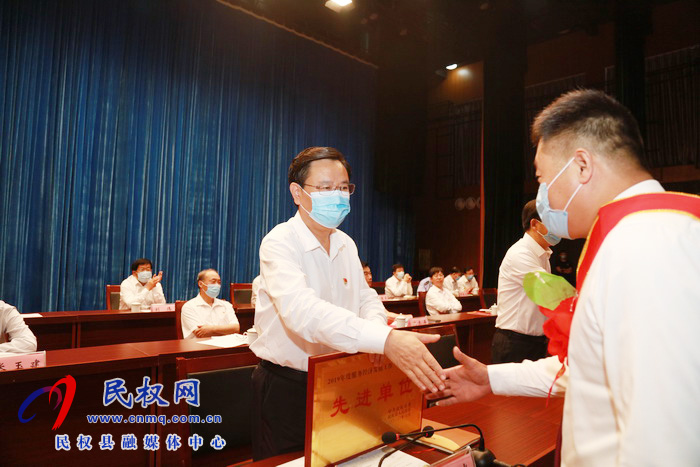 全縣三級干部大會暨脫貧攻堅推進會在縣人民藝術(shù)中心召開 全縣三級干部大會暨脫貧攻堅推進會在縣人民藝術(shù)中心召開