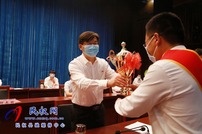 全縣三級干部大會暨脫貧攻堅推進會在縣人民藝術(shù)中心召開 全縣三級干部大會暨脫貧攻堅推進會在縣人民藝術(shù)中心召開