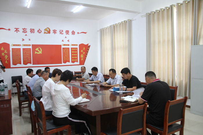 縣政協(xié)主席周明河到白云寺鎮(zhèn)青行村開展“三·五”基層工作日活動 縣政協(xié)主席周明河到白云寺鎮(zhèn)青行村開展“三·五”基層工作日活動