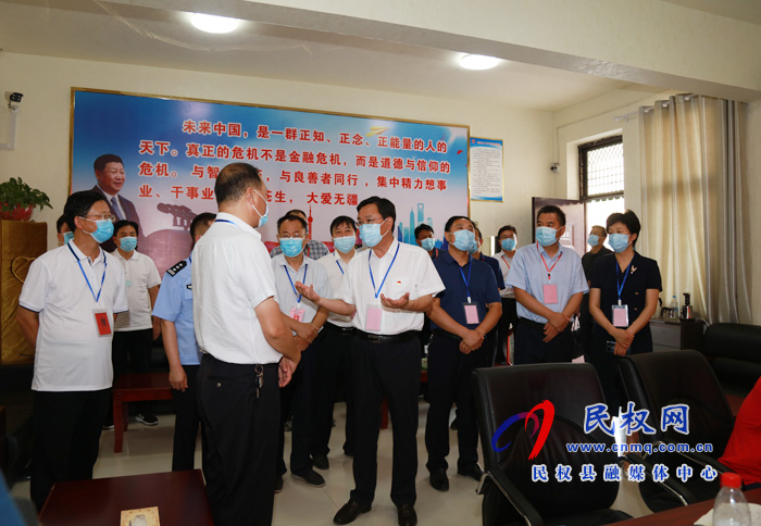 市人大常委會副主任、縣委書記姬脈常查看高考考務(wù)工作