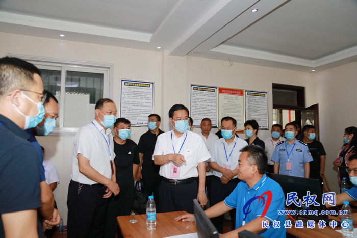 市人大常委會副主任、縣委書記姬脈常查看高考考務(wù)工作