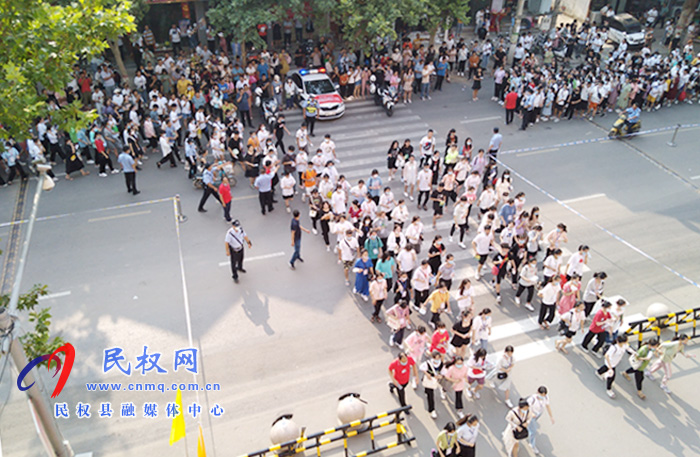 民權(quán)縣高考首場考試各考點秩序井然 民權(quán)縣高考首場考試各考點秩序井然
