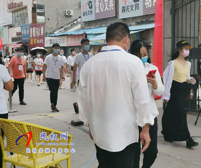 高溫下的堅(jiān)守 高溫下的堅(jiān)守