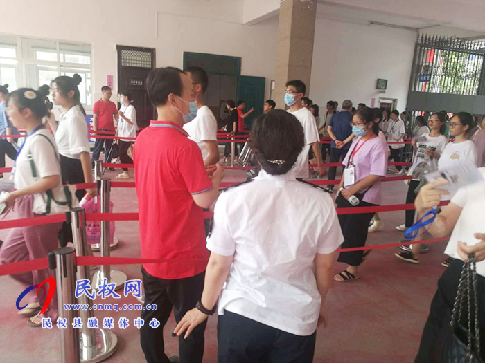 高溫下的堅(jiān)守 高溫下的堅(jiān)守