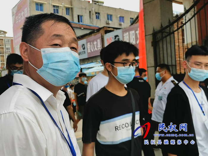 高溫下的堅(jiān)守 高溫下的堅(jiān)守