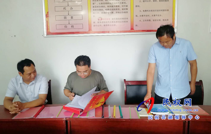 縣委常委、人武部政委江靜亞到雙塔鎮(zhèn)調(diào)研指導(dǎo)軟弱渙散基層黨組織整頓和脫貧攻堅(jiān)普查工作