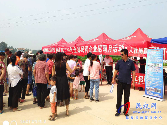 王橋鎮(zhèn):把招聘會開到村頭 王橋鎮(zhèn):把招聘會開到村頭