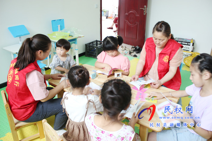 縣婦聯(lián)組織巾幗志愿者進(jìn)社區(qū)關(guān)愛暑期兒童 縣婦聯(lián)組織巾幗志愿者進(jìn)社區(qū)關(guān)愛暑期兒童